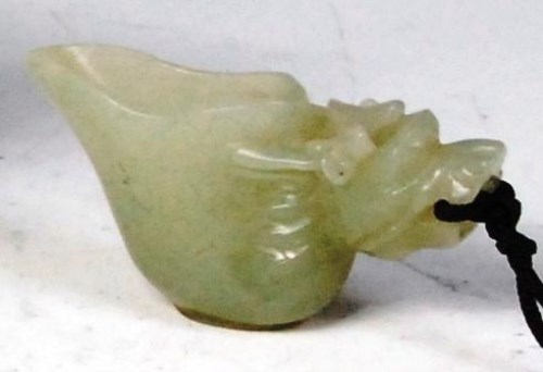 Lot 338 - A Chinese carved jade Netsuke of a small...