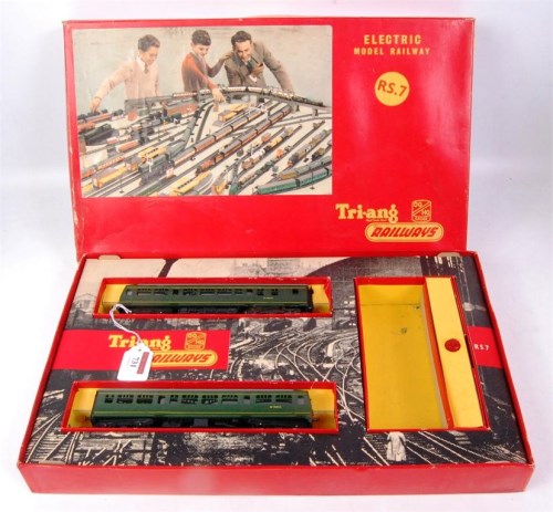 Lot 731 - A Triang RS7 DMU train set, 1960 version with...