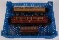 Lot 324 - A small tray containing 3 Hornby coaches, a...