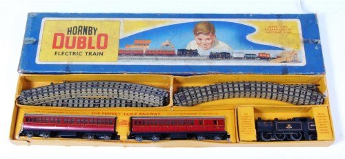 Lot 702 - A Hornby Dublo EDP 10 train set, containing BR...