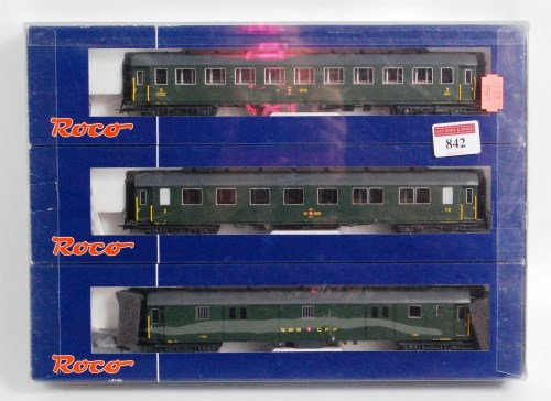 Lot 842 - A Roco H0 boxed set of 3 SBB and CFE coaches...