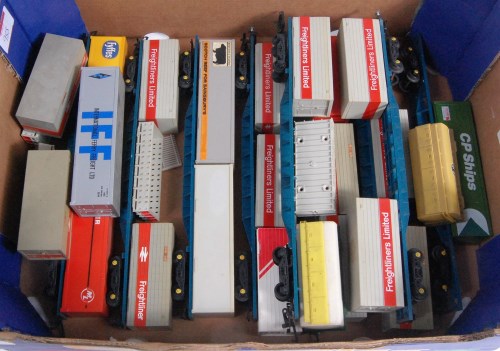 Lot 988 - 9 Triang/Hornby bogie Freightliner wagons,...