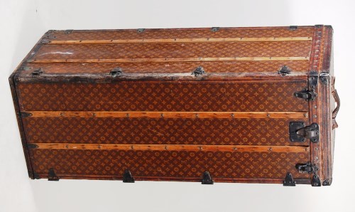 Lot 400 - A Louis Vuitton travelling trunk, in LV...