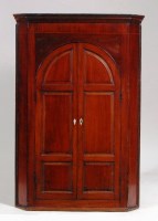 Lot 983 - A late Georgian mahogany hanging corner...