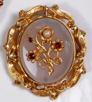 Lot 698 - A late Victorian yellow gold pendant brooch,...