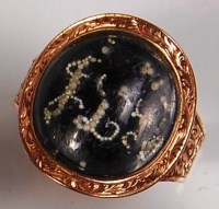 Lot 710 - A George III yellow gold mourning ring, with...