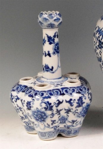 Lot 376 - An 18th century Chinese export tulip vase,...