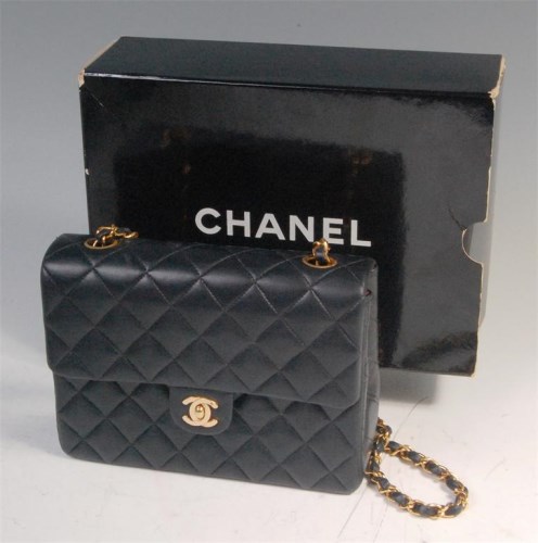 Lot 632 - A Chanel quilted leather ladies evening bag,...