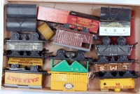 Lot 401 - A small wooden tray of mainly postwar Hornby...