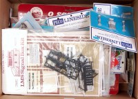 Lot 459 - A box of assorted accessories including Dapol...