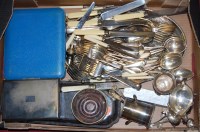 Lot 322 - Assorted plated wares, cased and loose...