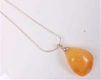 Lot 417 - An amber pendant, 3cm long (approx. 3.7g),...