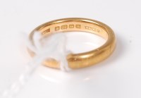 Lot 461 - A 22ct wedding band, (6.4g)