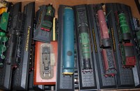 Lot 846 - A box of 00 scale plastic display locomotives...