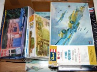 Lot 860 - A box of plastic kits Naval and military...