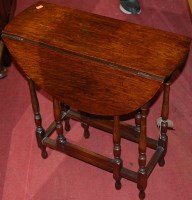 Lot 1481 - A small early 20th century oak drop leaf...