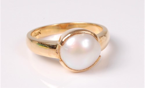 Lot 2628 - A pearl ring, the single button pearl, approx....