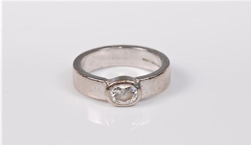 Lot 2733 - An 18ct white gold single stone diamond ring,...