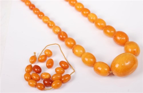 Lot 2736 - A butterscotch amber bead necklace and a...
