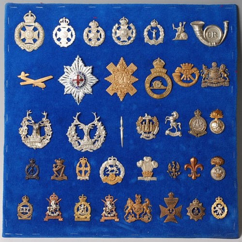 Lot 1090 - A collection of assorted cap badges and...