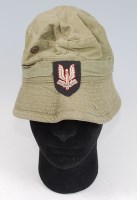 Lot 1377 - A post WW II issue jungle hat bearing a cloth...