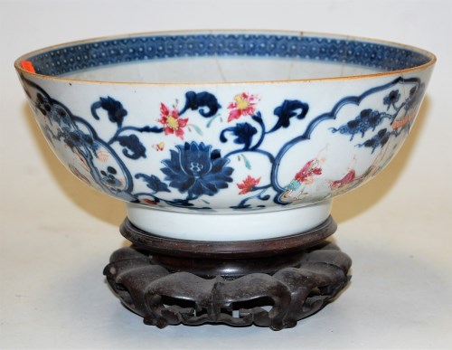 Lot 39 - An 18th century Chinese export porcelain bowl,...