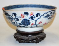 Lot 39 - An 18th century Chinese export porcelain bowl,...