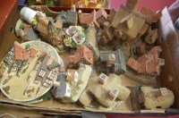 Lot 79 - A collection of David Winter cottage ornaments...