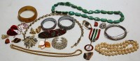 Lot 271 - A collection of assorted costume jewellery, to...