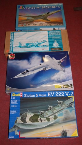 Lot 1687 - Four various boxed plastic and vac form kits...