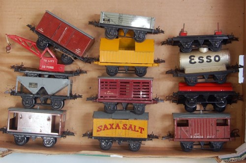 Lot 335 - A large tray containing 12 Hornby postwar...