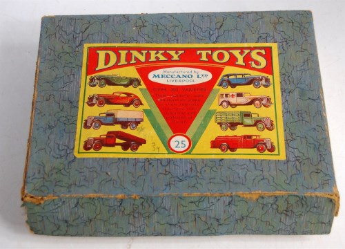Lot 2016 - A Dinky Toys pre-war empty gift set No. 25...