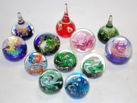 Lot 26 - A collection of glass paperweights (20)