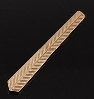 Lot 406 - A 1960s 9ct gold engine turned tie-clip,...