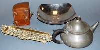 Lot 87 - A small collection of miscellaneous items to...