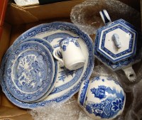 Lot 70 - A box of miscellaneous blue and white transfer...
