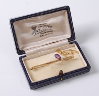 Lot 2595 - A 15ct amethyst and cultured pearl bar brooch,...