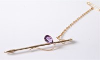 Lot 2595 - A 15ct amethyst and cultured pearl bar brooch,...