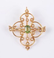 Lot 2660 - An 18ct peridot and seed pearl pendant/brooch,...