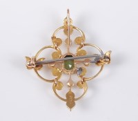 Lot 2660 - An 18ct peridot and seed pearl pendant/brooch,...