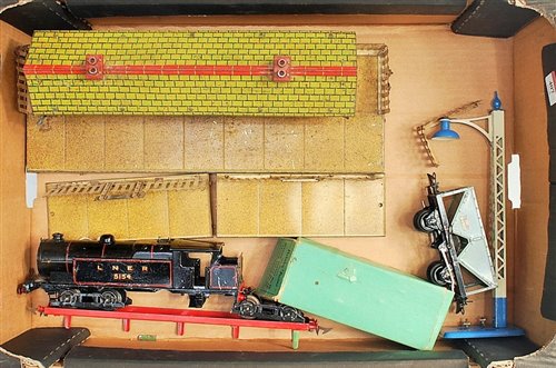 Lot 407 - Large tray Hornby items including 1937-9 No....