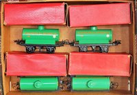 Lot 443 - Small tray containing 4 Hornby 1955-57 green...