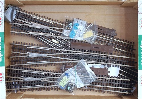 Lot 475 - Atlas track 6x LH electric 3-rail points...