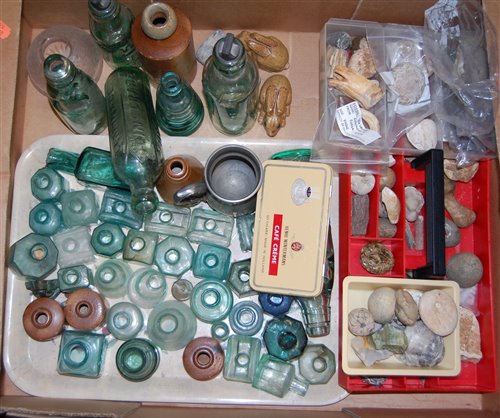 Lot 87 - A box of miscellaneous items to include rock...
