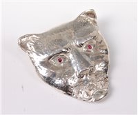 Lot 387 - A silver panther head pendant, the 3cm wide...