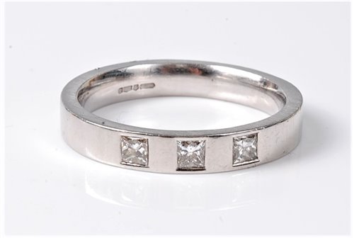 Lot 2258 - A gentleman's diamond and platinum ring, the...