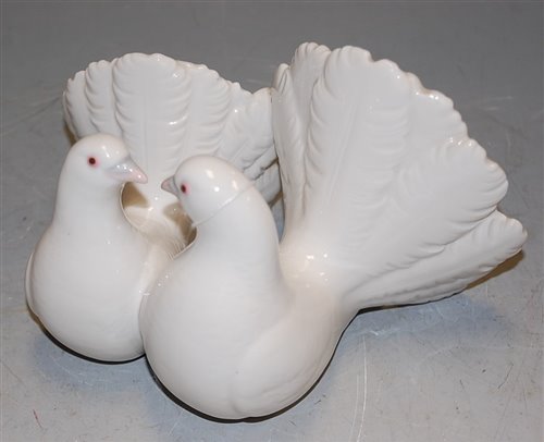 Lot 216 - A Lladro porcelain group of doves, with...