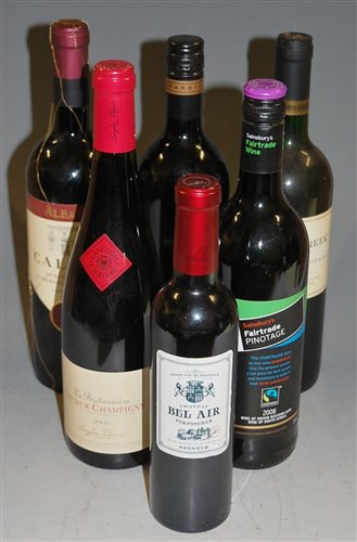 Lot 1052 - Assorted red table wine, to include Hardy's...