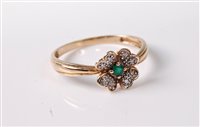 Lot 362 - A 9ct four leaf clover ring, the small central...