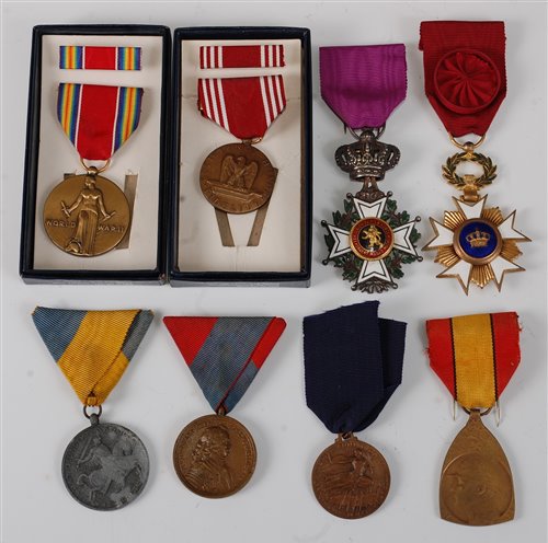 Lot 287 - A collection of medals to include WW II U.S.A....